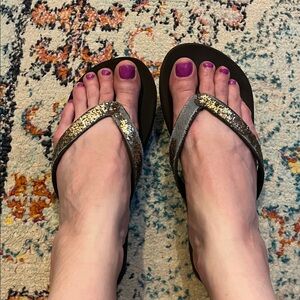Reef Women's Brown Glitter Strap Flip Flops glitter worn but soles a lot left